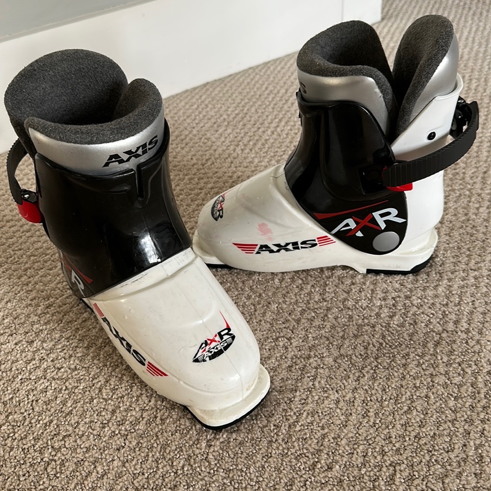 Kids ski boots